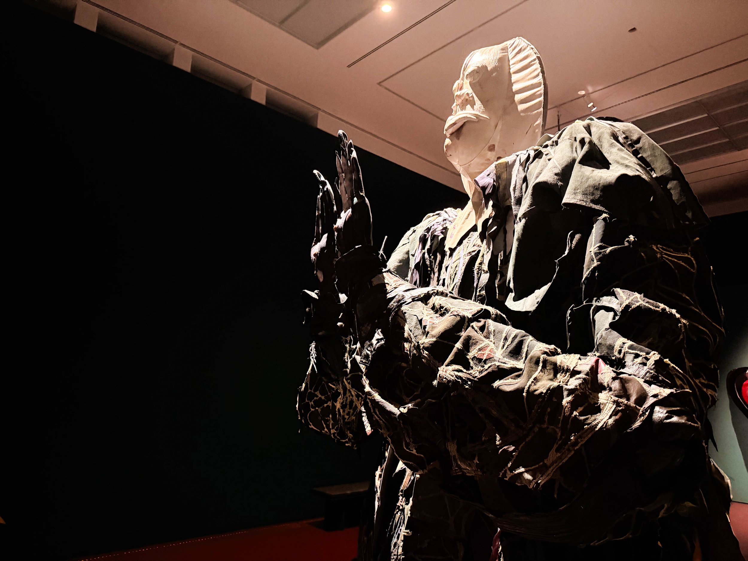 Tau Lewis, <i>Mouth close to earth</i>, installationsview. Kunstmuseum Brandts, 2026. Foto: Kunstmuseum Brandts.