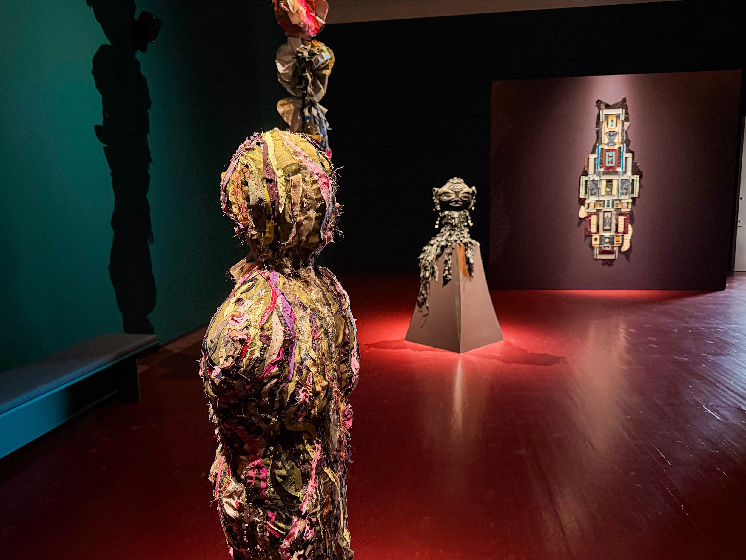 Tau Lewis, <i>Mouth close to earth</i>, installationsview. Kunstmuseum Brandts, 2026. Foto: Kunstmuseum Brandts.