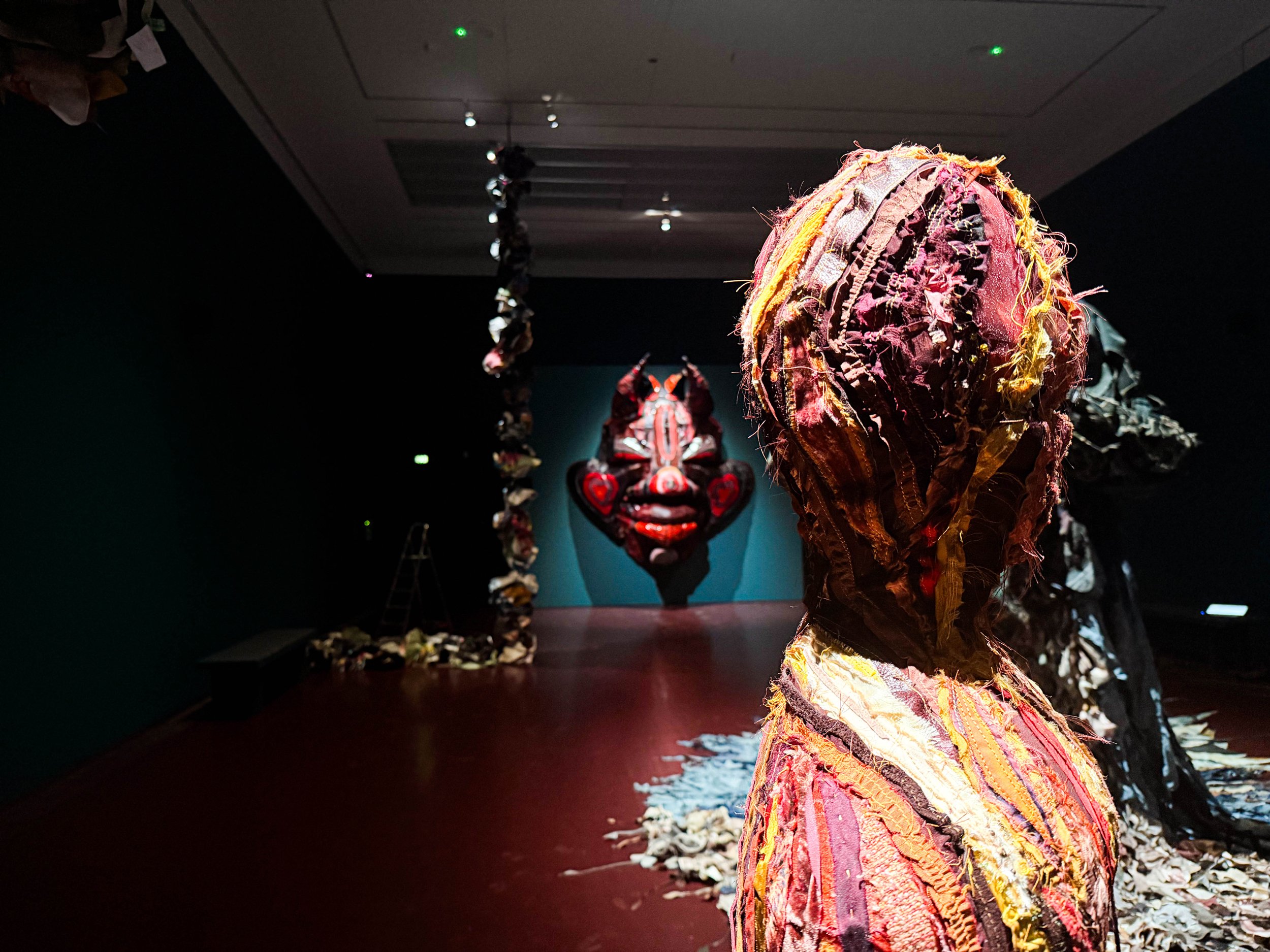 Tau Lewis, <i>Mouth close to earth</i>, installationsview. Kunstmuseum Brandts, 2026. Foto: Kunstmuseum Brandts.