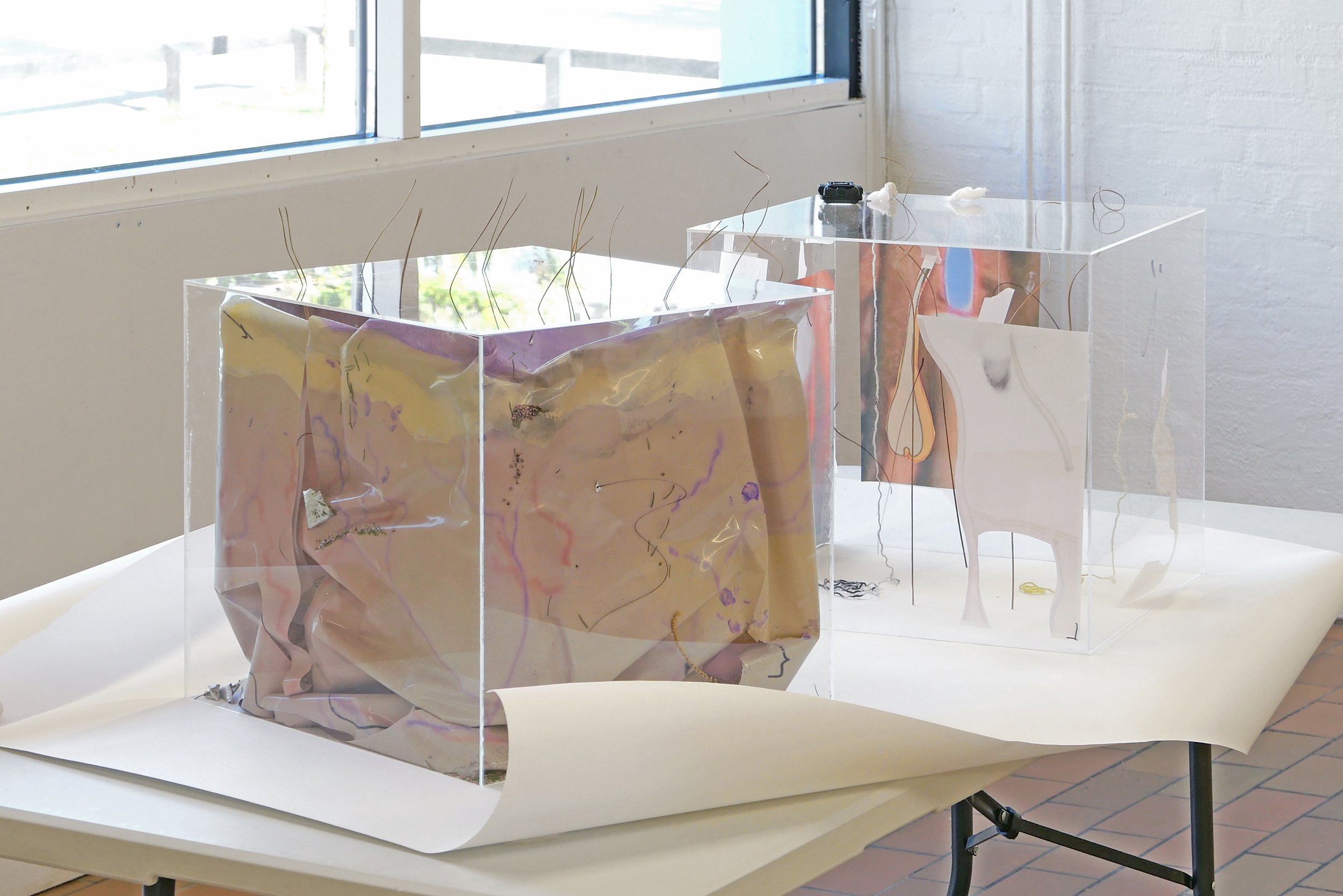 Marie Søndergaard Lolk. <i>fleece pieces</i>, 2026. Blandede materialer, variable mål. Foto: Marie Søndergaard Lolk.