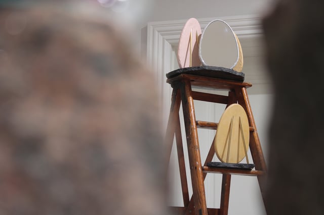 Jonathän Jouan: Eggÿ spejle, træ/glas/messing, 2020-2023.