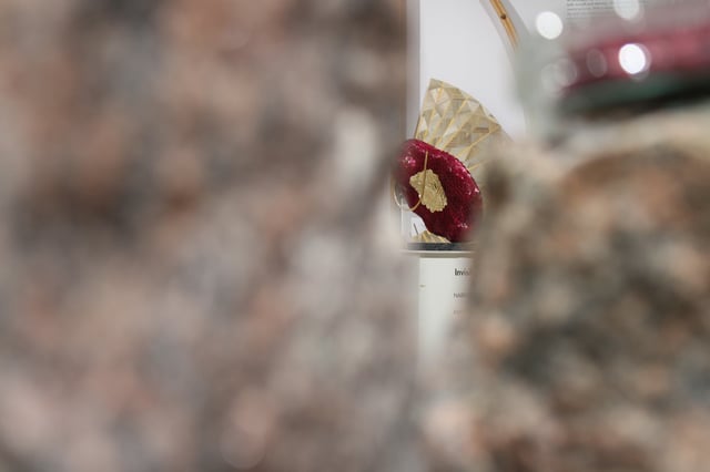 Jonathän Jouan: Invisible Monster 15 skulptur, rughalm/træ/messing/glasspejl, 2025.