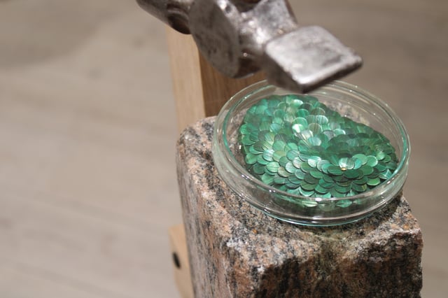 Jonathän Jouan: Invisible Monster 22, the beginning of the end installation, detalje, rughalm/træ/glas/granit/messing, 2025.