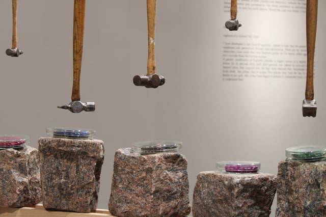 Jonathän Jouan: Invisible Monster 22, the beginning of the end installation, rughalm/træ/glas/granit/messing, 2025.