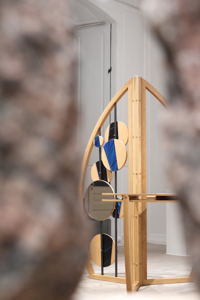 Jonathän Jouan: KitSü skærmbord, træ/messing/rughalm/stål/glasspejl, 2021.