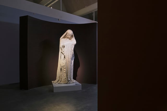 Sophia Luna Portra: Madonna uden barn, 2024. Frugtbar, Vejle Kunstmuseum, 2025. Foto: Davy Denke, Rytter & Denke