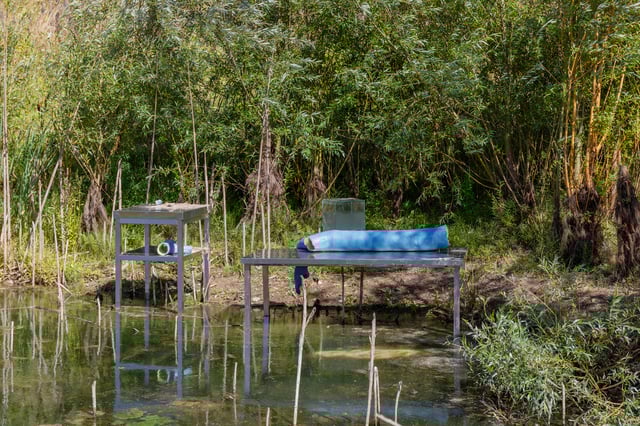 METTE WALSØ BREHM, ÅNDEDRÆTSØVELSE 2, 2025. Lufttørret ler, grus, sten, skaller, blåt spirulinapulver (udvundet af ferskvandsmikroalger), søvand, agar agar (ekstrakt fra røde makroalger (Rhodophyta)), glycerin, bivoks og plantedele.