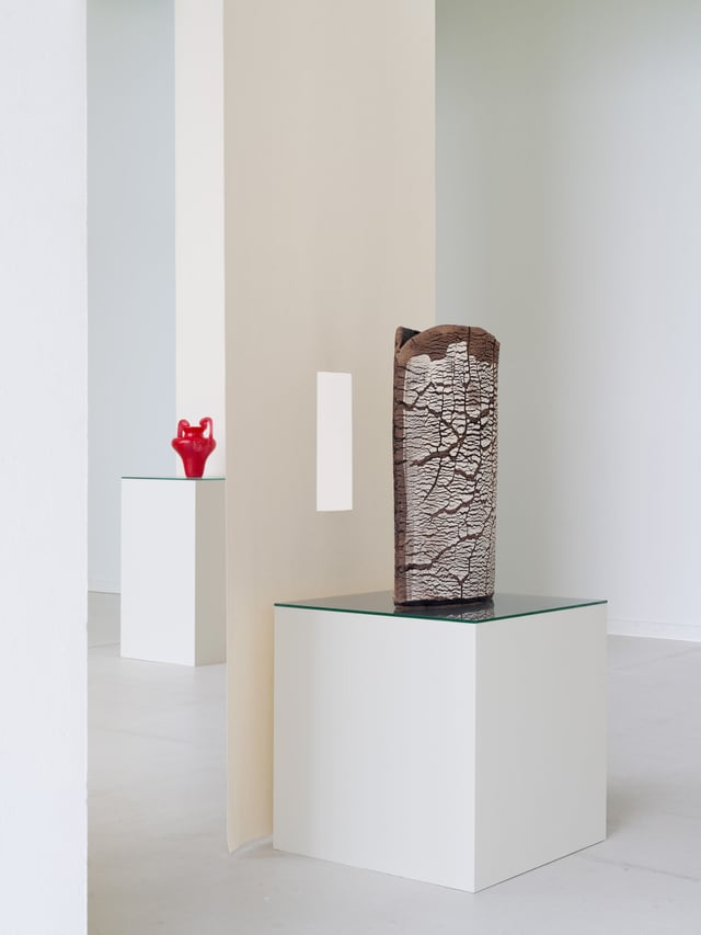 “Aerodynamics is for those who can’t build engines” Glas og bilmaling (tv) Peter Durlev - Durlev Keramik "Earthen Veil / Jordens Slør" Stentøjsler, begitninger og glasur (th)