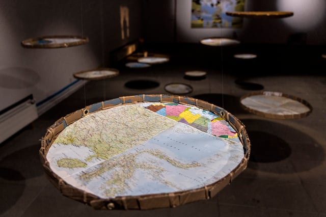 Detalje: Amir Zainorin, Cartologica aka The World in Nyiru, karton/ atlas-sider/ spejle/ farvet akrylfilme/ tråde/ motor, 2025. Foto: Tom Laursen.