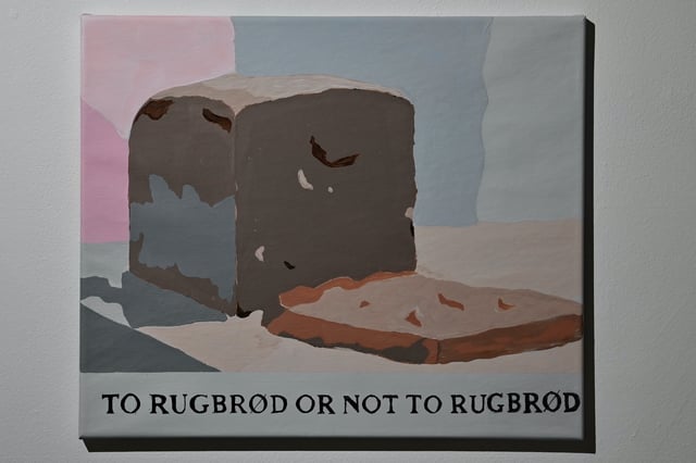 Amir Zainorin, To Rugbrød or Not to Rugbrød, akryl på lærred, 45 × 60 cm, 2025. Foto: Ole Jørgensen.