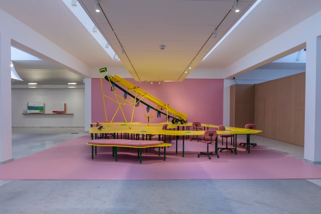Hannah Toticki: RE_RE_RE_RE_RE_RE. Instllationsfoto fra udstillingen Work It Out på Kunsten Aalborg. Foto: Toticki Studio.