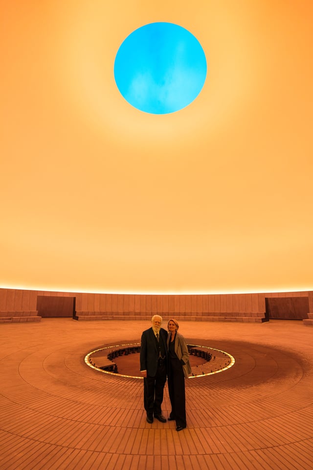 James Turrell og Rebecca Matthews stående i, As Seen Below. Taget i forbindelse med James Turrells besøg i Aarhus, juni 2025. Foto Mads Smidstrup - ARoS