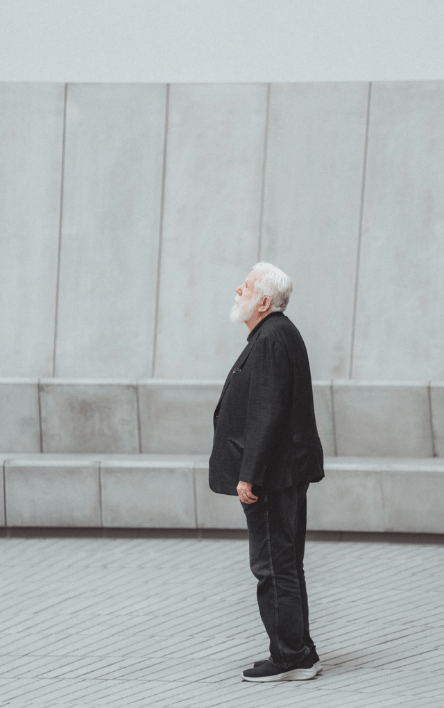 James Turrell stående i, As Seen Below. Taget i forbindelse med James Turrells besøg i Aarhus, juni 2025. Foto Mads Smidstrup - ARoS