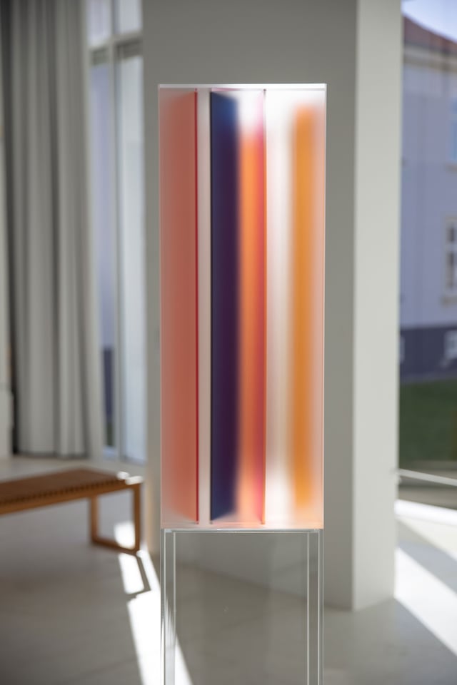 Christina Augustesen: <i>Daylight Instruments: Pink, Orange, Dark Blue</i>, 2025. Foto: Marie Bentzon / Galleri Lene Bilgrav