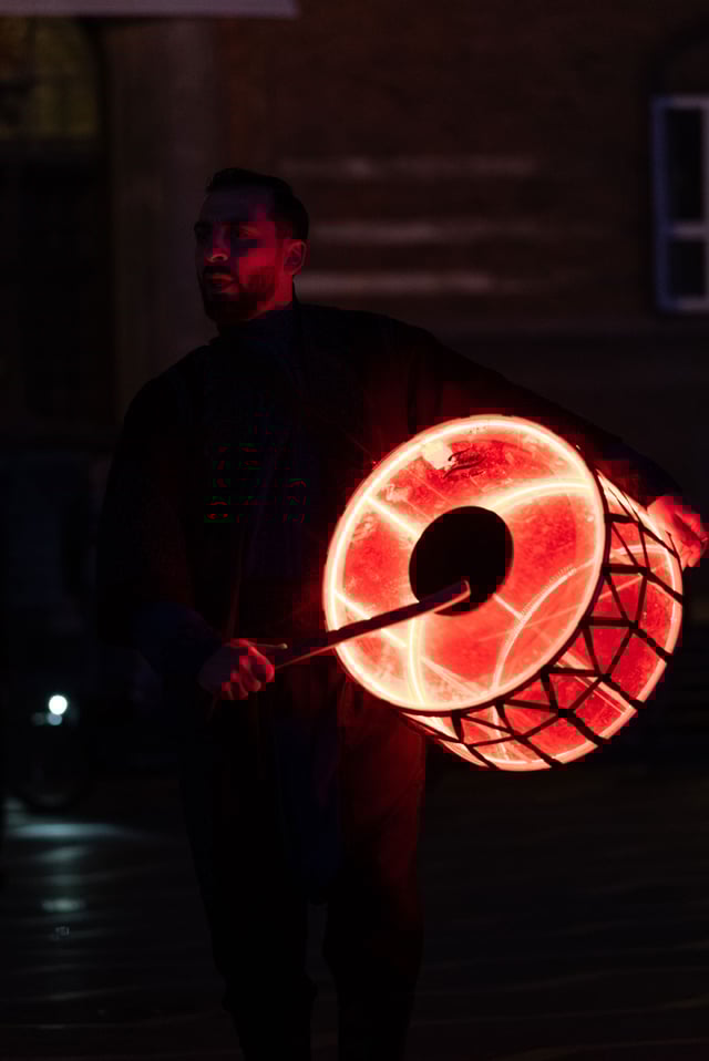 Performance af Lina Hashim på Rådhuspladsen i København i forbindelse med åbning af udstillingen <i>Ornaments of Silenced</i>. Foto: Christian Brems