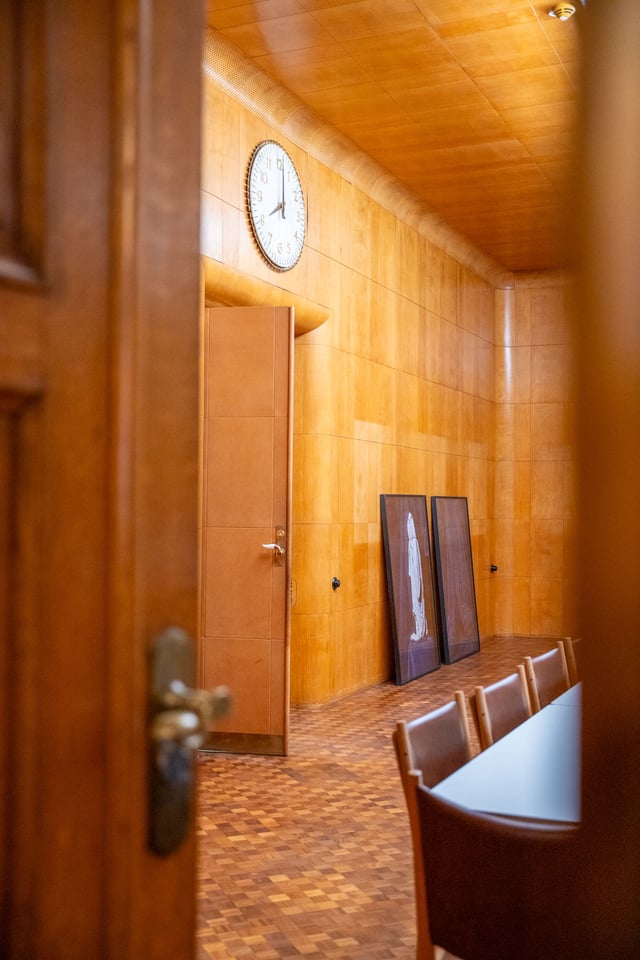 Komitésalen med Valerie Collart My Eyes Coldly Stuffed With Silk (Blue) (2017). Foto: Dansk Erhverv.