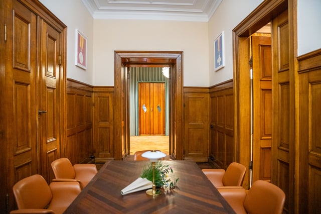 Mødelokalet <i>Slotsholmen</i> med værker af Anne Marie Ploug <i>Medaljer</i> (2007). Foto: Dansk Erhverv.