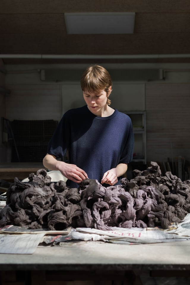 I værkstedet med Anne Søgaard Frandsen. Foto: I do art / Spinderihallerne.