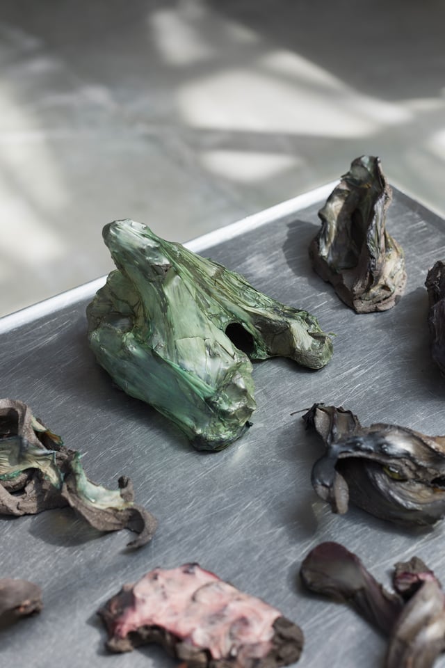 Keramiske værker af Anne Søgaard Frandsen. Foto: I do art / Spinderihallerne.