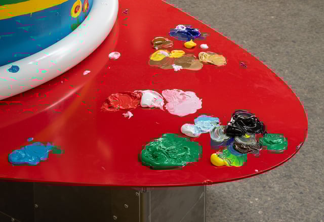 Detalje fra skulptur på udstillingen <i>Your Cards Are Bleeding</i>. Foto: David Stjernholm