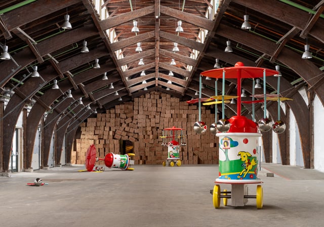 View fra Kåre Frangs udstilling Your Cards Are Bleeding i den Rå Hal på Godsbanen i Aarhus. Foto: David Stjernholm