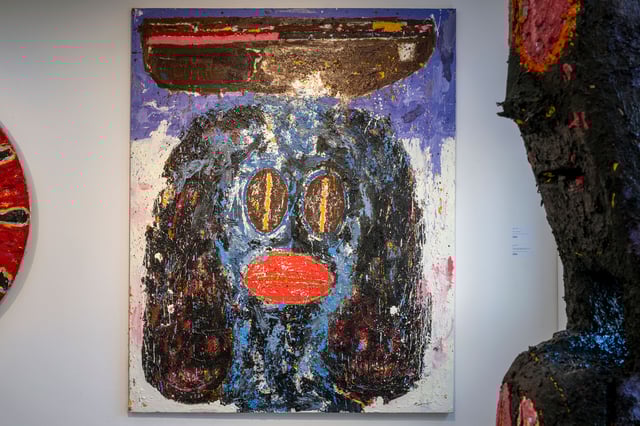 Jack Kabangu: <i>Dark face woman painting (when it rains it pours / en ulykke kommer sjældent alene)</i>. Foto: Torben E. Meyer.