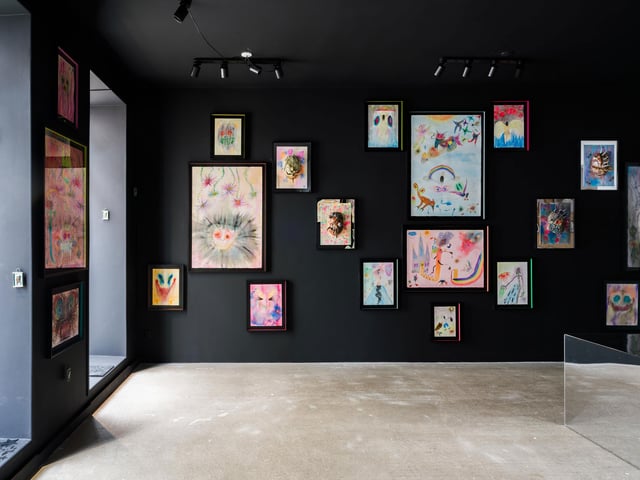 Installationsview fra udstillingen AKRYLLA. Foto: Andreas Bastiansen / Skitsehandlen.