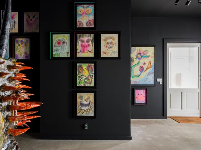 Installationsview fra udstillingen AKRYLLA. Foto: Andreas Bastiansen / Skitsehandlen.