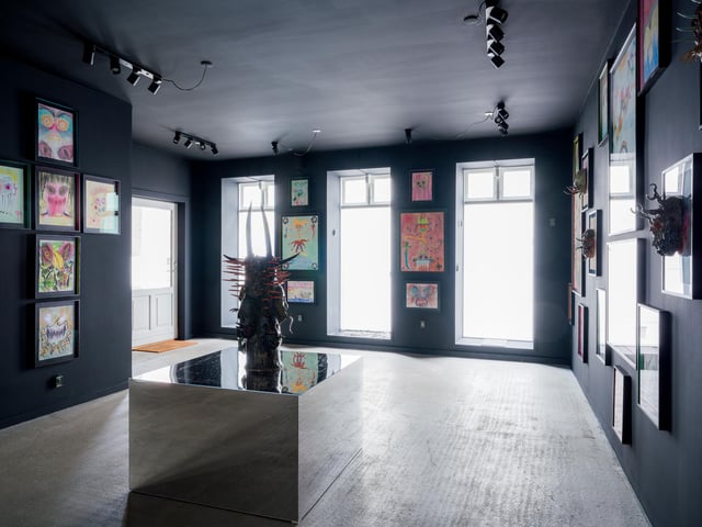 Installationsview fra udstillingen AKRYLLA. Foto: Andreas Bastiansen / Skitsehandlen.