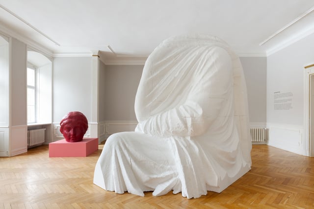 <i>Torso Translated</i>, 2024 og <i>Cherry on the Top</i>, 2024 af Tina Maria Nielsen. Foto: Jacob Friis-Holm Nielsen.