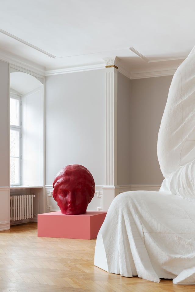 <i>Torso Translated</i>, 2024 og <i>Cherry on the Top</i>, 2024 af Tina Maria Nielsen. Foto: Jacob Friis-Holm Nielsen.