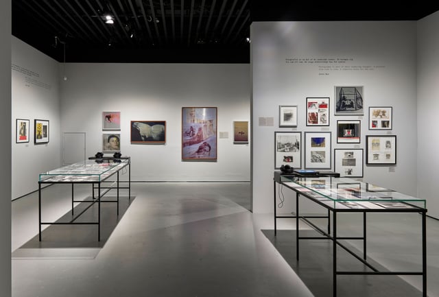 Installationsfoto fra udstillingen <i>Jytte Rex – Drømmen og den rasende latter</i> i Den Sorte Diamant – Det Kgl. Bibliotek. Foto: Anders Sune Berg.