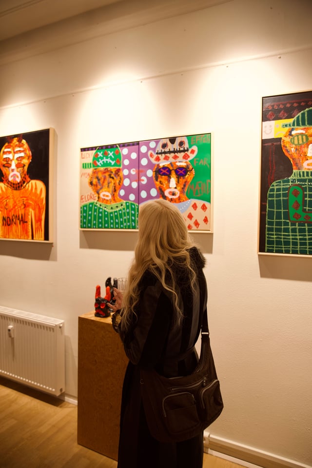 Fra udstillingsåbningen af Haidar Ansari og T.Ankers  <i>GUD BEVARE DE GRIMME BØRN</i>. Foto: Josephine Celine.