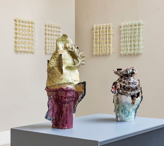 Værk på væg: Anne bjørn; Værk på podie: Gitte Winther. Foto: Ole Akhøj.