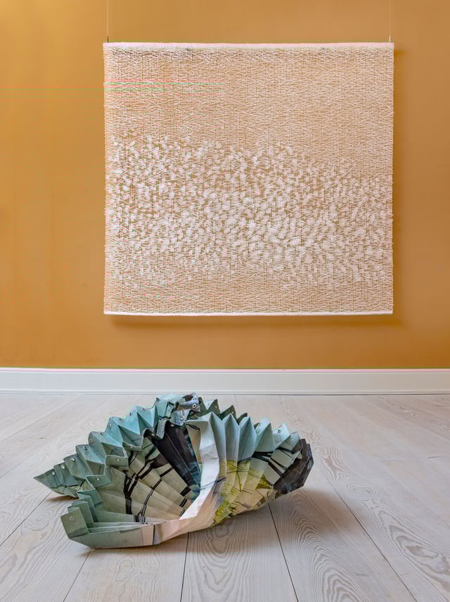 Værk på væg: Anne Bjørn; Værk på gulv: Lotte Agger. Foto: Ole Akhøj.