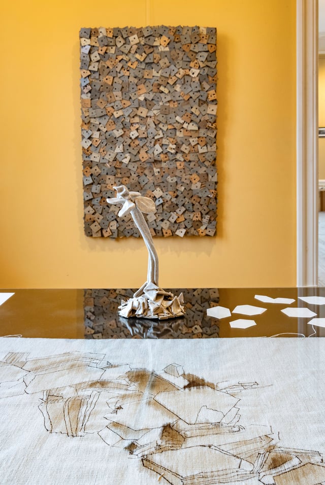 Værk på væg: Jens Chr. Jensen; Værk på bord: Sisse Hoffmann. Foto: Ole Akhøj.