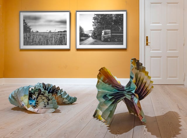 Værker på gulv: Lotte Agger; Værker på væg: Ole Akhøj. Foto: Ole Akhøj. 