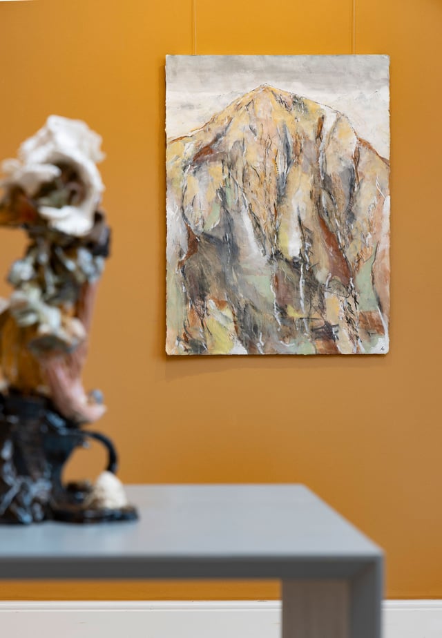 Værk på væg: Matthias Oppermann; Værk på podie: Gitte Winther. Foto: Ole Akhøj.