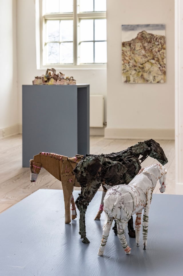 Værk på podie, forrest: Pia Skogberg; værk på podie, bagerst: Gitte Winther; Værk på væg: Matthias Oppermann. Foto: Ole Akhøj.