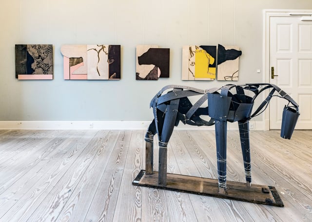 Værk på væg: Tine Hind; Værk på gulv: Pia Skogberg. Foto: Ole Akhøj.