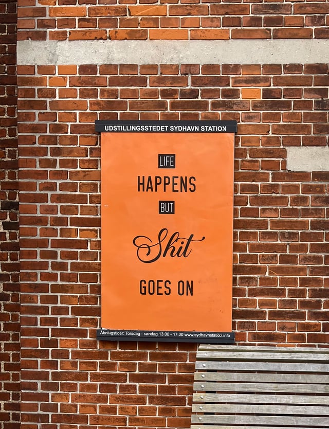 Anders Bonnesen: <i>Motivationsparalyse</i>, plakat ved Karens Minde Kulturhus. Foto: Anders Bonnesen.