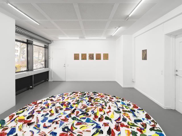 Anne Langgaard: <i>Foldede Nationer</i>, installationsview, Udstillingsstedet Sydhavn Station. Foto: Sofus Graau.