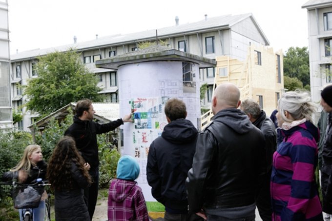 Søren Lose forklarer under åbningen af Betonbyens Farvel. (Pressefoto)