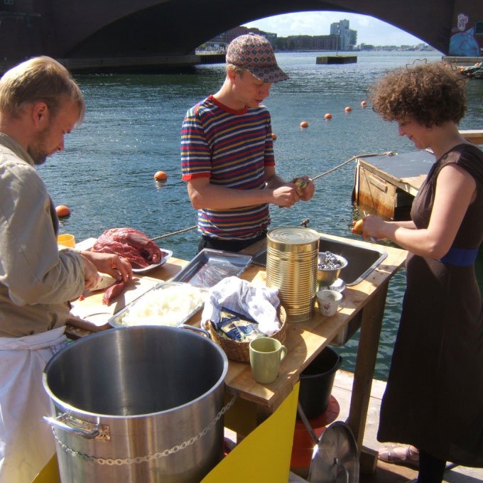 Kunstneren Jesper Åbille blev en del af projektet med <i>Køkkenhavn</i>, hvor der blandt andet blev serveret skipperlabskovs. Foto: Parfyme