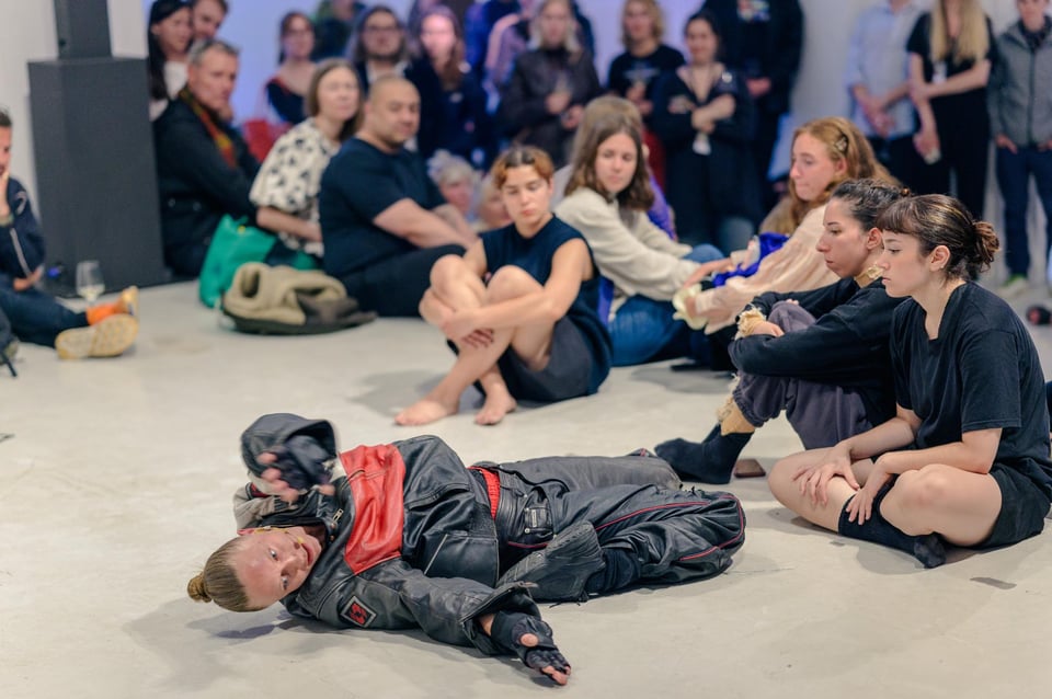 Art Bar Extravaganza hos Nikolaj Kunsthal bød på performance med Miriam Kongstad. Foto: Simon Skipper