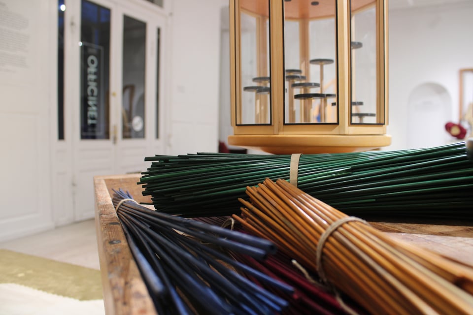 Jonathän Jouan: <i>Cäroussel</i>, træ/rughalm/messing/kobberblad, 2023.