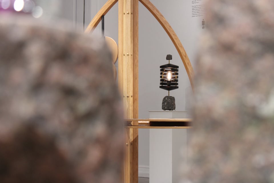 Jonathän Jouan: <i>Obäke</i> lanterne, træ/messing/granit, 2024.