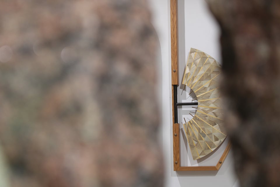 Jonathän Jouan: <i>TenGü</i> vægbord, træ/rughalm/messing/stål, 2020.