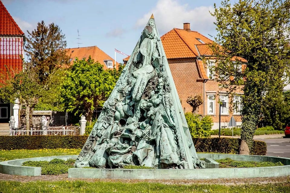 Hein Heinsens skulptur <i>Treenigheden</i> fra 2014 er opsat ved Bispegården i Nykøbing Falster. Skænket af Ny Carlsbergfondet Foto: Ingrid Riis