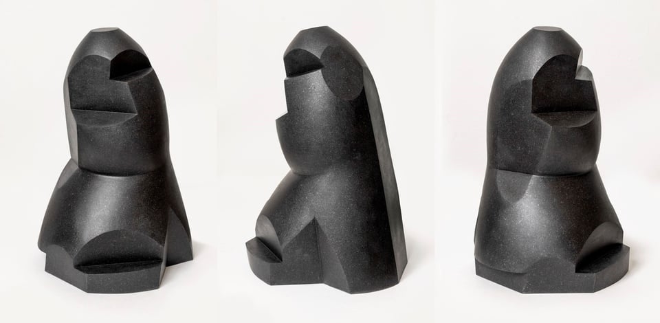 Hein Heinsens skulptur <i>OR 37</i> fra 1984 er oprindelig opført i bronze. Her en version i sort granit. Kredit: Hein Heinsen